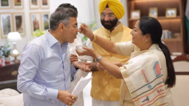 बंगाल बीजेपी जीत के दौरान दिल्ली में सीएम रेखा गुप्ता मंत्रियों संग उत्सव मनाते हुए।