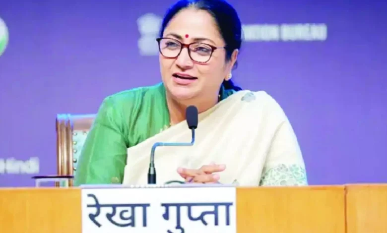 दिल्ली की मुख्यमंत्री रेखा गुप्ता राशन कार्ड पात्रता पर प्रेस कॉन्फ्रेंस करते हुए।