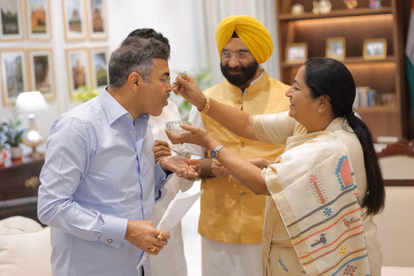 बंगाल बीजेपी जीत के दौरान दिल्ली में सीएम रेखा गुप्ता मंत्रियों संग उत्सव मनाते हुए।
