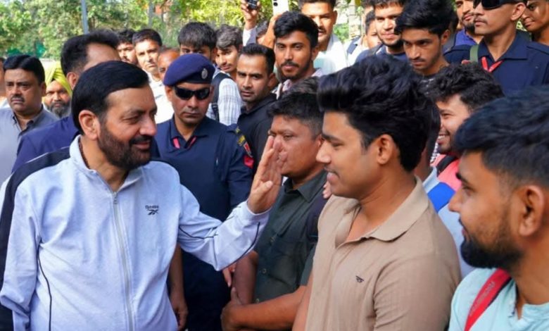 मुख्यमंत्री नायब सिंह सैनी पंचकूला में पुलिस भर्ती अभ्यर्थियों से बातचीत करते हुए और स्टेडियम में व्यवस्थाओं का निरीक्षण करते हुए।