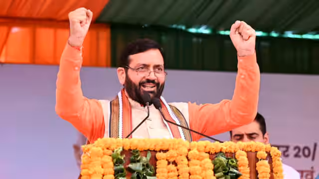 हरियाणा के मुख्यमंत्री नायब सिंह सैनी अंतरराष्ट्रीय नर्स दिवस पर नर्सिंग स्टाफ को बधाई देते हुए।