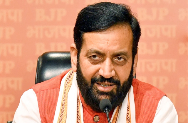 हरियाणा के सरकारी स्कूल में शिक्षक और छात्र अनुशासनात्मक गतिविधियों में शामिल, नई शिक्षा नीति के तहत श्रमदान और मोबाइल प्रतिबंध लागू।