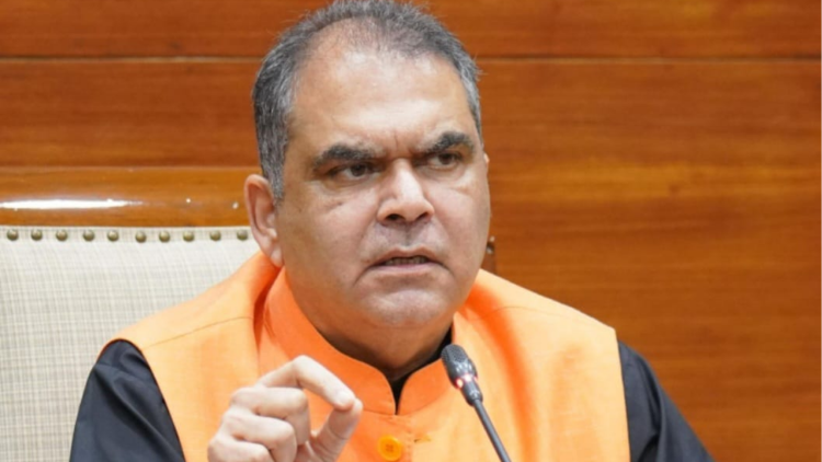 मान सरकार सीवर सफाई आदेश के तहत मानसून से पहले नालों और सीवर की सफाई करते कर्मचारी