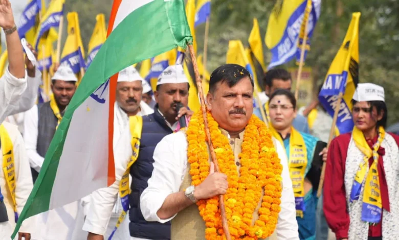 गाजियाबाद के अंबेडकर पार्क में संजय सिंह की पदयात्रा के समापन पर लोगों की भीड़ और जनसमर्थन