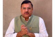 संजय सिंह पीएम मोदी की अपील और बढ़ती महंगाई पर सरकार की नीतियों की आलोचना करते हुए बयान देते हुए।