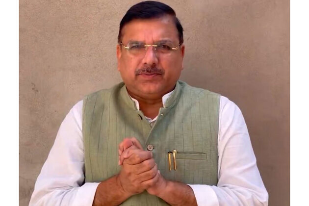 संजय सिंह पीएम मोदी की अपील और बढ़ती महंगाई पर सरकार की नीतियों की आलोचना करते हुए बयान देते हुए।
