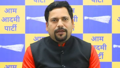 उत्तम नगर हत्या मामला में संजीव झा दिल्ली सरकार पर आरोप लगाते हुए न्याय और मुआवज़े की मांग करते हुए