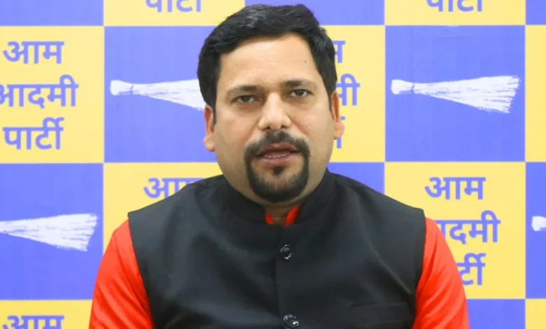 उत्तम नगर हत्या मामला में संजीव झा दिल्ली सरकार पर आरोप लगाते हुए न्याय और मुआवज़े की मांग करते हुए