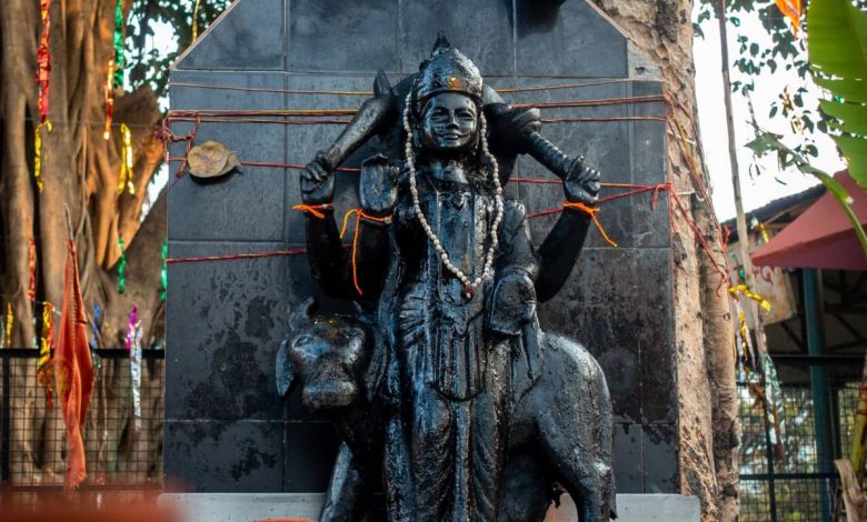 शनि अमावस्या 2026 पर शनिदेव की पूजा और सरसों के तेल का दीपक।