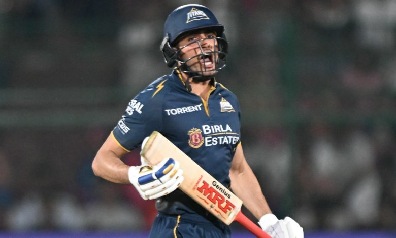 गुजरात टाइटंस के कप्तान शुभमन गिल आईपीएल मैच में बल्लेबाजी करते हुए और बड़ा शॉट खेलते हुए।