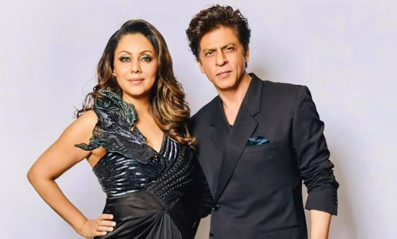 शाहरुख खान और गौरी खान शादी के दौरान मुस्कुराते हुए नजर आ रहे हैं