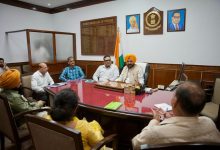 तरुणप्रीत सिंह सोंद बिजली मंत्री पद संभालते हुए अधिकारियों के साथ बैठक करते नजर आए।