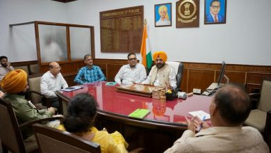 तरुणप्रीत सिंह सोंद बिजली मंत्री पद संभालते हुए अधिकारियों के साथ बैठक करते नजर आए।