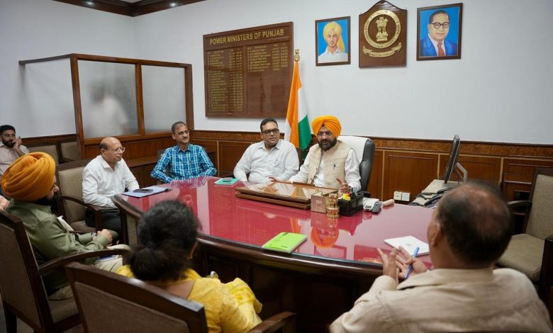 तरुणप्रीत सिंह सोंद बिजली मंत्री पद संभालते हुए अधिकारियों के साथ बैठक करते नजर आए।