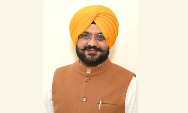 तरुनप्रीत सिंह सौंद: पंजाब में धान सीजन के दौरान खेतों में सिंचाई करते किसान और बिजली सप्लाई व्यवस्था को दर्शाता दृश्य