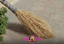 घर के अंदर झाड़ू और दरवाजे से बाहर जाते व्यक्ति का प्रतीकात्मक दृश्य, जो पारंपरिक मान्यता को दर्शाता है।