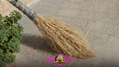 घर के अंदर झाड़ू और दरवाजे से बाहर जाते व्यक्ति का प्रतीकात्मक दृश्य, जो पारंपरिक मान्यता को दर्शाता है।