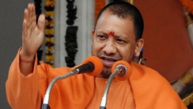 उत्तर प्रदेश में फ्री राशन योजना के लाभार्थी राशन लेते हुए