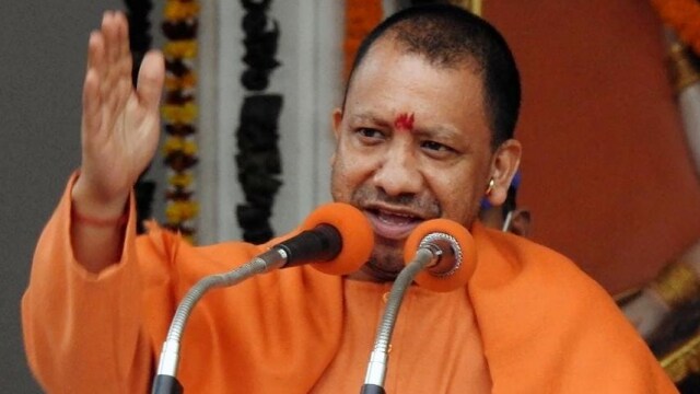 उत्तर प्रदेश में फ्री राशन योजना के लाभार्थी राशन लेते हुए