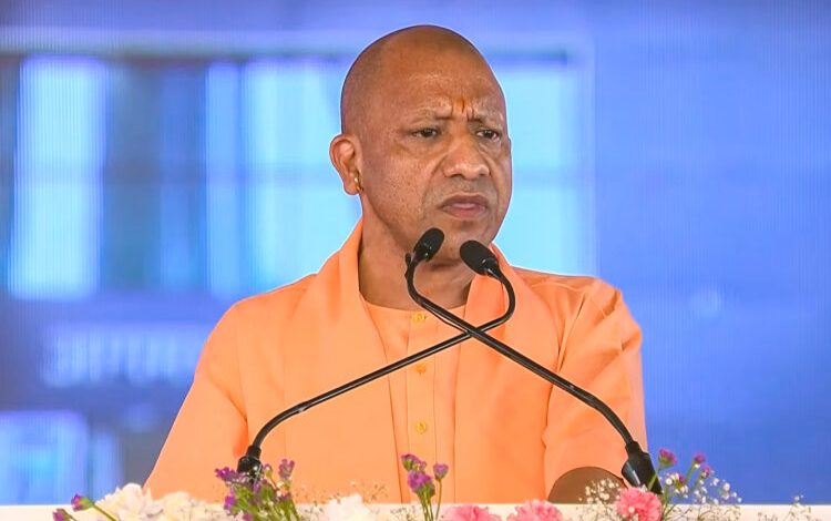 सीएम योगी मौसम आपदा प्रबंधन निर्देश देते हुए अधिकारियों को राहत कार्य तेज करने के लिए फील्ड में रहने को कह रहे हैं।