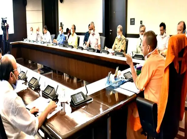 सीएम योगी मुआवजा निर्देश देते हुए अधिकारियों को 24 घंटे में राहत राशि और घायलों के इलाज का आदेश