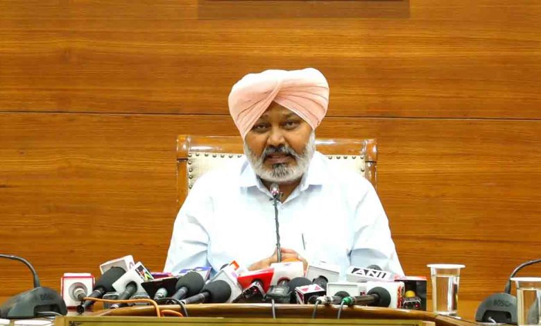 पंजाब सरकार से बातचीत के बाद सफाई कर्मचारियों ने वापस ली हड़ताल : हरपाल चीमा