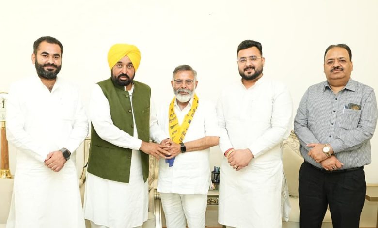 फाजिल्का में बड़ा सियासी बदलाव के तहत पूर्व बीजेपी नेता अनिल कुमार सेठी का AAP में शामिल होना और सीएम भगवंत मान द्वारा स्वागत