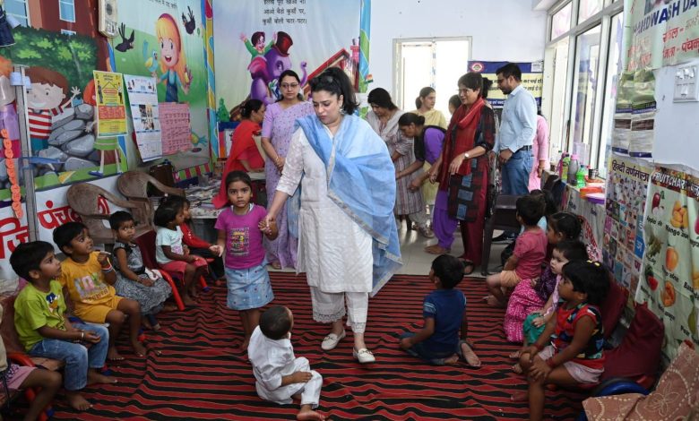 महिला एवं बाल विकास मंत्री श्रुति चौधरी ने आंगनवाड़ी केंद्रों का किया औचक निरीक्षण, लापरवाही पर दिए सख्त निर्देश