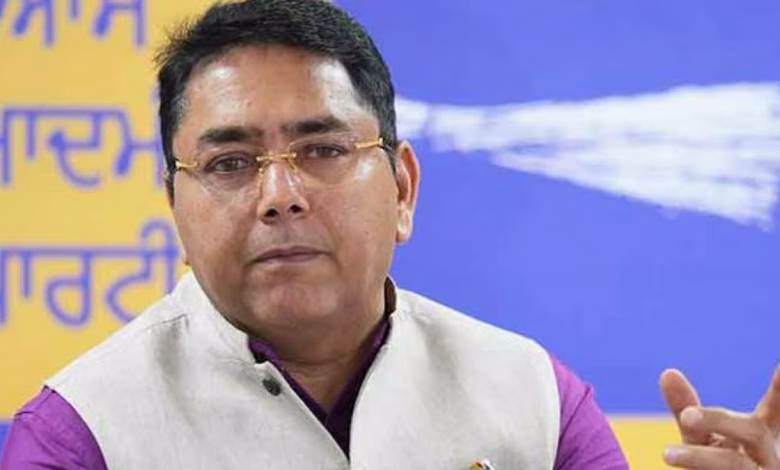 केंद्र सरकार की विदेश नीति पर सवाल, अमन अरोड़ा ने कहा - आत्मनिर्भरता के बजाय बढ़ी निर्भरता