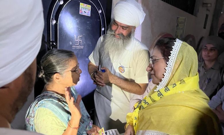 सनाम में AAP का डोर-टू-डोर चुनावी जनसंपर्क अभियान तेज, सबीना अरोड़ा ने मांगा समर्थन
