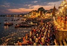 गंगा दशहरा 2026 शुभ मुहूर्त पर गंगा स्नान करते श्रद्धालु