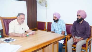 डॉ. बलबीर सिंह पटियाला निवास पर लोगों की समस्याएं सुनते हुए और अधिकारियों को निर्देश देते हुए