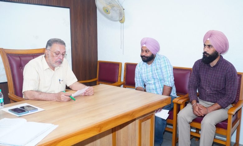 डॉ. बलबीर सिंह पटियाला निवास पर लोगों की समस्याएं सुनते हुए और अधिकारियों को निर्देश देते हुए