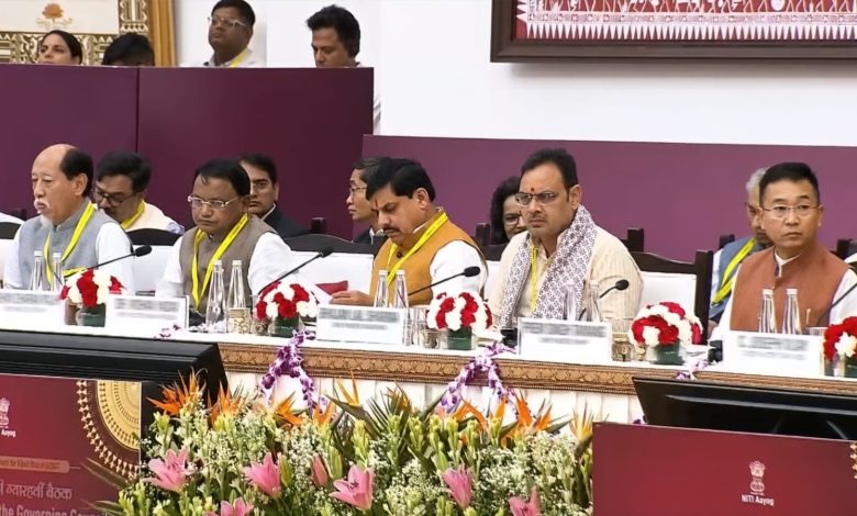 मुख्यमंत्री भजनलाल शर्मा नीति आयोग गवर्निंग काउंसिल बैठक में प्रधानमंत्री और अन्य मुख्यमंत्रियों के साथ चर्चा करते हुए