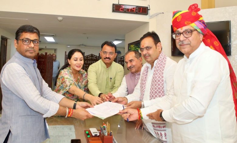 सीएम भजनलाल शर्मा राज्यसभा नामांकन कार्यक्रम में नेताओं के साथ