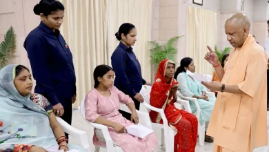 मुख्यमंत्री योगी आदित्यनाथ जनता दर्शन में लोगों की समस्याएं सुनते हुए
