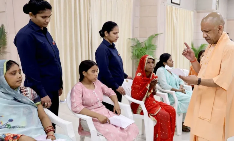 मुख्यमंत्री योगी आदित्यनाथ जनता दर्शन में लोगों की समस्याएं सुनते हुए