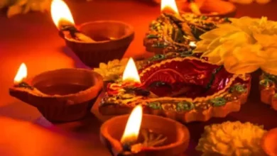 घर में जलता हुआ अक्षय दीप या अखंड ज्योति पूजा स्थल पर दीपक जलाते श्रद्धालु