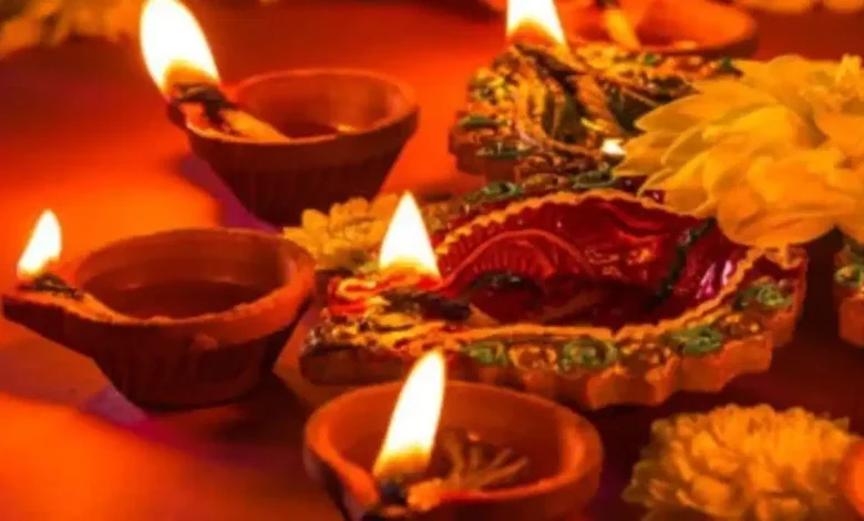 घर में जलता हुआ अक्षय दीप या अखंड ज्योति पूजा स्थल पर दीपक जलाते श्रद्धालु