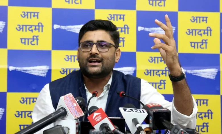 गुजरात में किसानों के खेतों में जबरन टावर लगाने के मुद्दे पर हो रही परेशानियों को लेकर विधायक गोपाल इटालिया का बयान