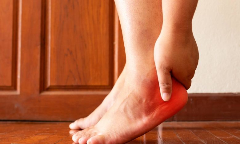 Heel Pain Problem: सुबह एड़ियों में तेज दर्द क्यों होता है? जानें प्लांटर फैशियटिस के कारण और उपाय