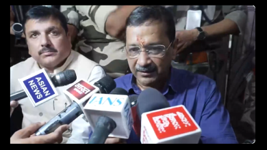 अरविंद केजरीवाल लखनऊ में मीडिया से बात करते हुए अयोध्या SIT जांच पर बयान देते हुए