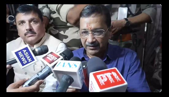 अरविंद केजरीवाल लखनऊ में मीडिया से बात करते हुए अयोध्या SIT जांच पर बयान देते हुए