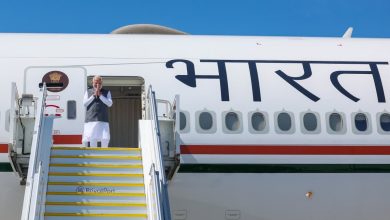 प्रधानमंत्री नरेंद्र मोदी फ्रांस और स्लोवाकिया दौरा पूरा कर दिल्ली लौटते हुए विमान से बाहर आते हुए।