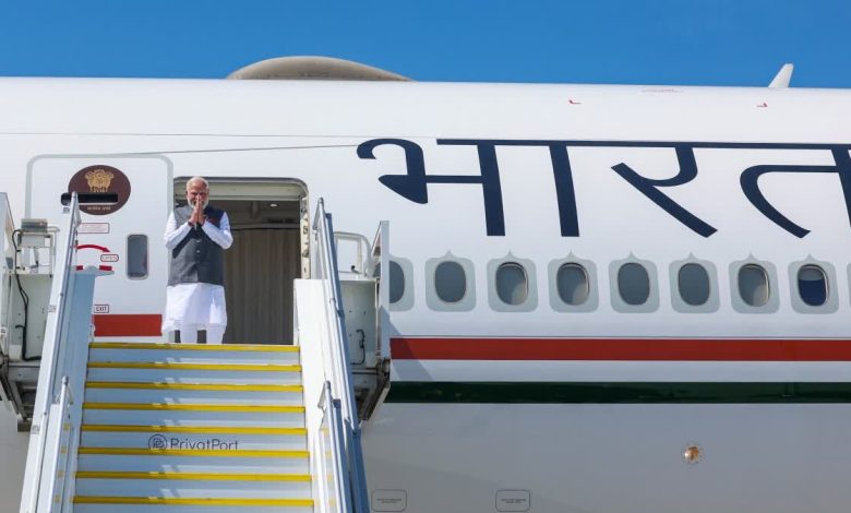 प्रधानमंत्री नरेंद्र मोदी फ्रांस और स्लोवाकिया दौरा पूरा कर दिल्ली लौटते हुए विमान से बाहर आते हुए।