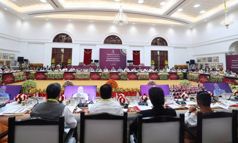 सीएम पुष्कर सिंह धामी नीति आयोग शासी परिषद बैठक में प्रधानमंत्री और अन्य नेताओं के साथ चर्चा करते हुए
