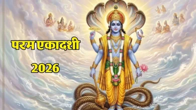 परम एकादशी पर भगवान विष्णु की पूजा करते श्रद्धालु और तुलसी के पास दीपक जलाते हुए