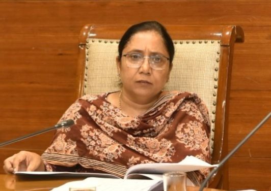 पंजाब में सामाजिक सुरक्षा योजना के तहत लाभार्थियों को पेंशन सहायता राशि प्राप्त करते हुए ग्रामीण दृश्य।
