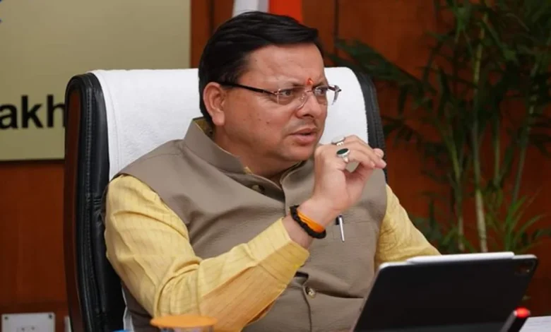 पर्वतीय क्षेत्रों में चकबंदी नीति के तहत खेतों का एकीकरण करते उत्तराखंड के किसान