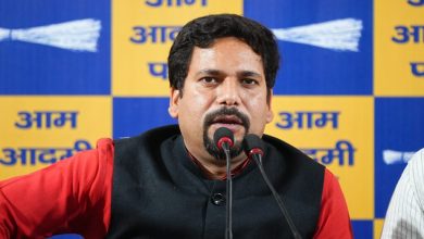 AAP विधायक संजय झा सिग्नेचर अभियान की घोषणा करते हुए और दिल्ली की कॉलोनियों में लोगों की समस्याओं पर चर्चा करते हुए।